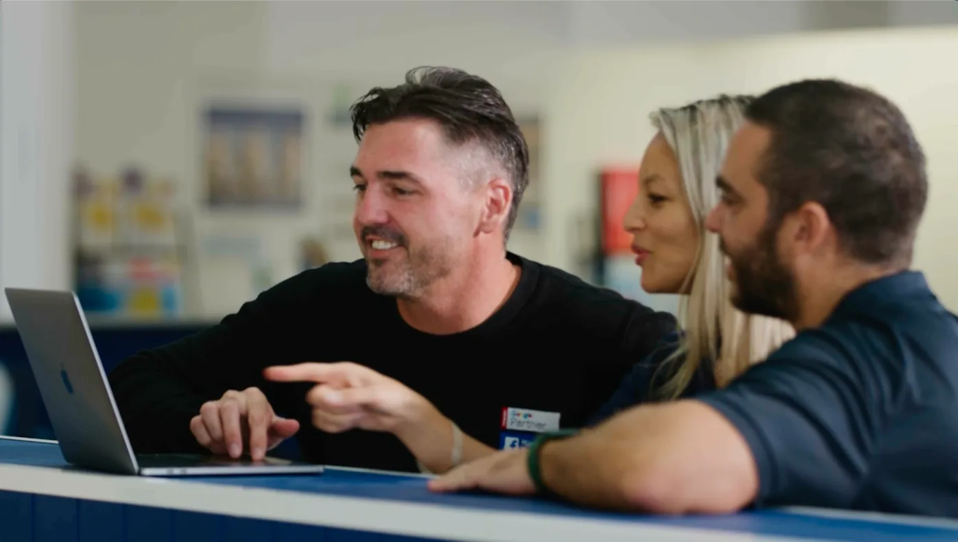 Localsearch specialists reviewing the Balance Mobility campaign on a laptop